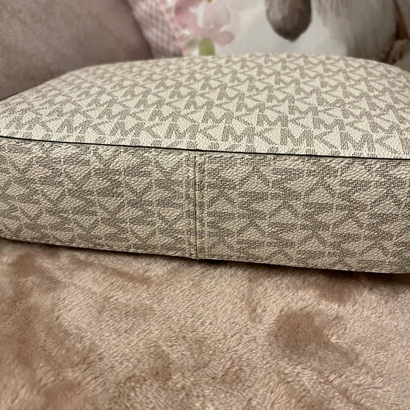 Michael Kors jet set crossbody with chain NWT - Picture 3 of 5